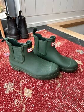 Hunter Short Chelsea Rain Boots in Forest Green